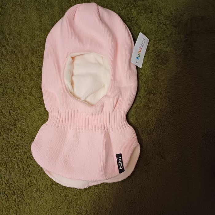 Нова шапка для дівчинки