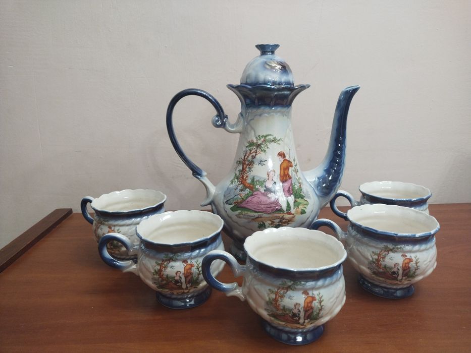 Чайний і кавовий сервізи,тарілки