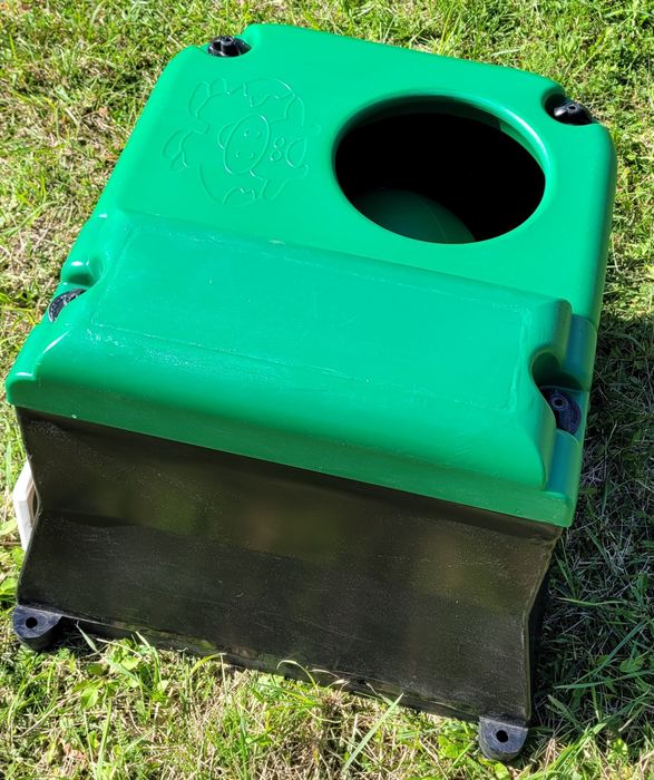 Poidło niezamarzające dla bydła z kulą 60L jednokomorowe