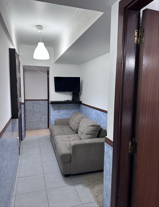 Uma cama em apartamento