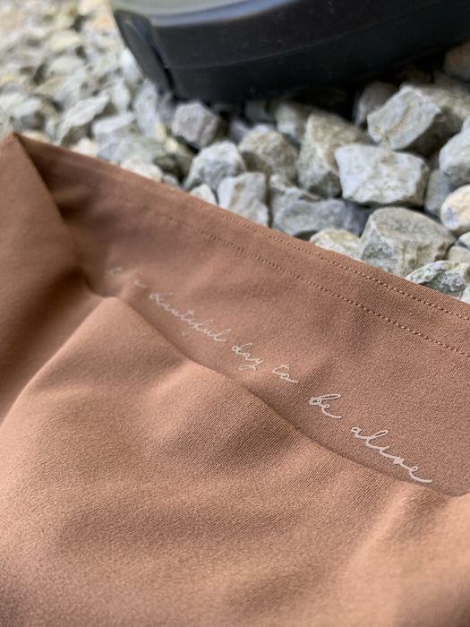 Brązowe krótkie legginsy GYMSHARK