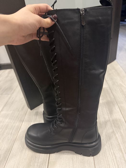 Високі чоботи на шнуровці