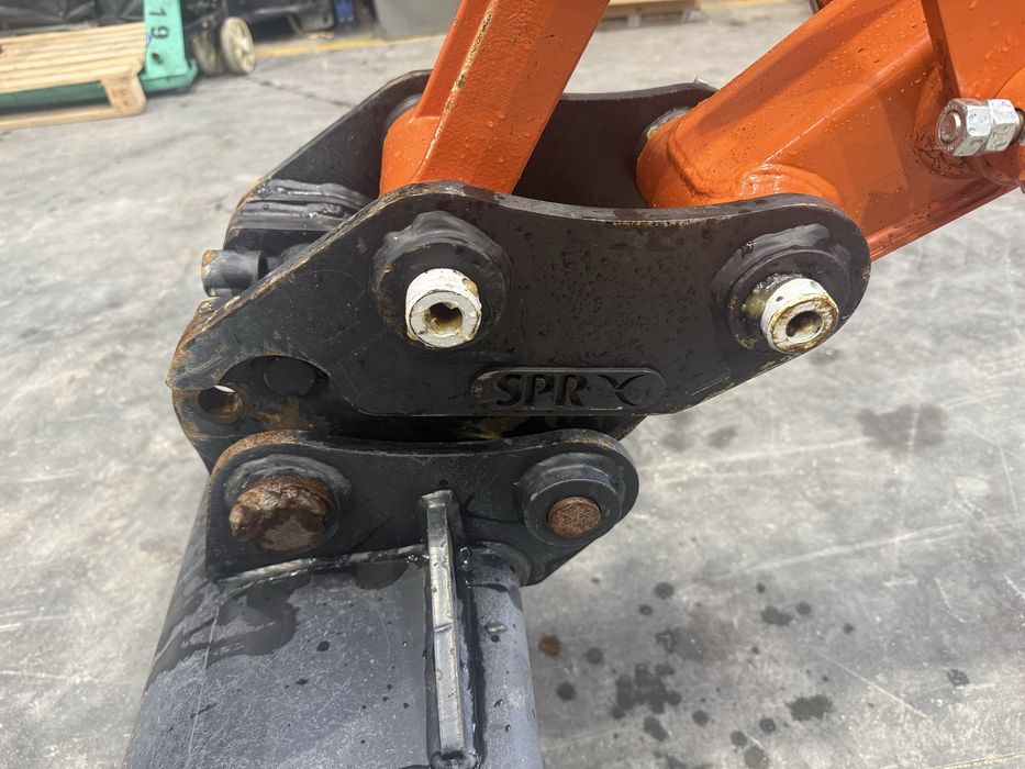 Escavadora Hitachi ZX26U - como nova!!