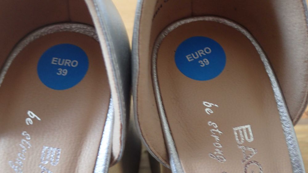 Buty damskie nowe na szerokim obcasie BAGATT srebrne rozm. 39