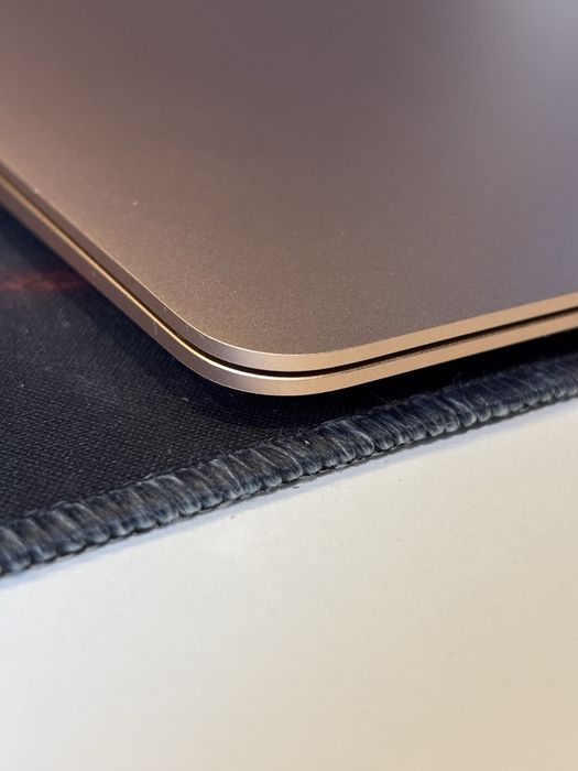 Продам Macbook Air 2019 року.