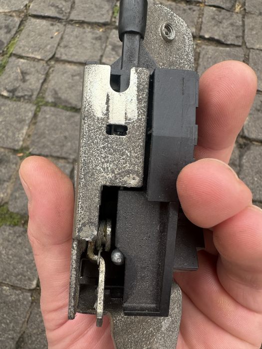 Замок багажника Tesla X