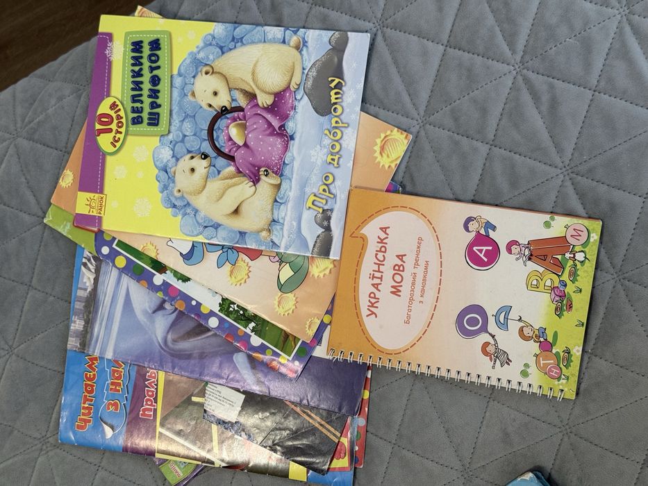 Всі книги на фото за 200грн