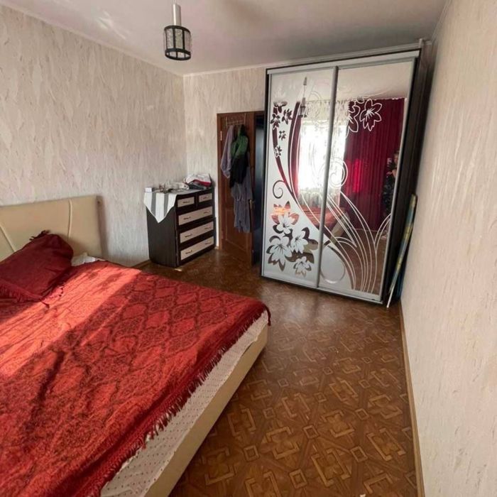 Сади -1 поруч з зупинкою