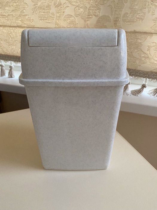 Ведро для мусора 5л новое продам!