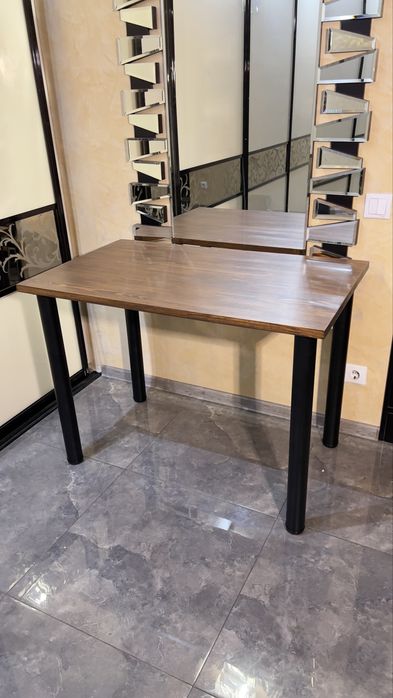 Стол кухонный, из натурального дерева,офисный, комнатный