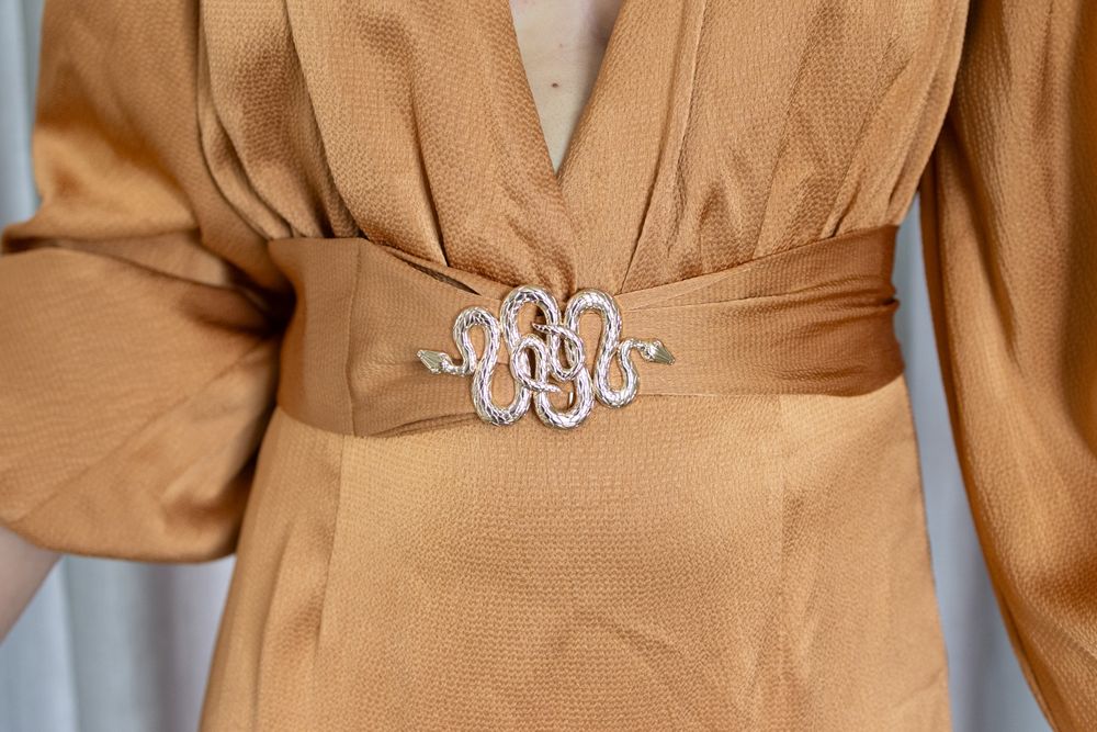 Vestido longo Char com decote em V profundo e franjas nos ombros - Marca: lune eclat