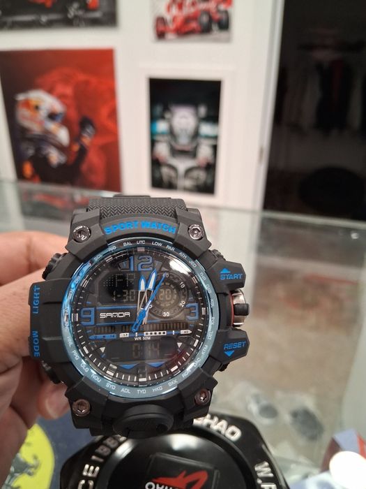 Sportwatch base preta, mostrador com pormenor azul. Prata ou dourado