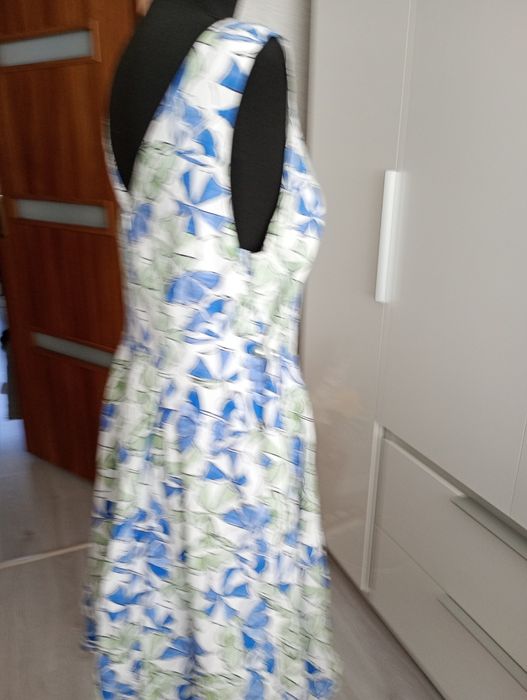 Piękna sukienka damska we wzory