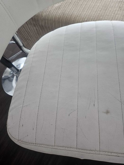 Продам 4 барні стільці бу. Білі