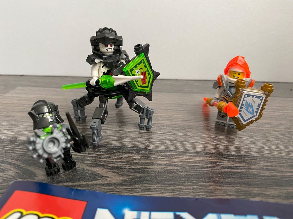 LEGO Nexo Knights 72001  Bojowy poduszkowiec Lance'a