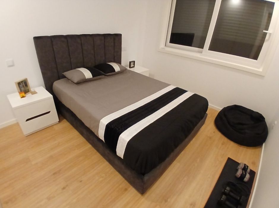 Quarto com cama de casal fabricada em portugal