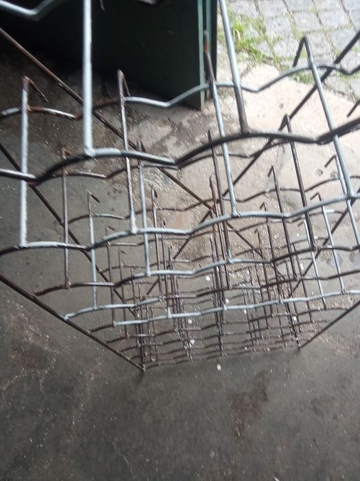 Garrafeira pintura nova. Ferro .