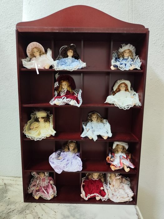 Bonecas de louça de coleção com expositor