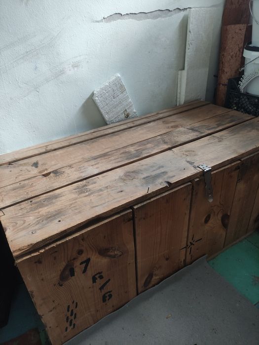 Дерев'янна скриня для речей