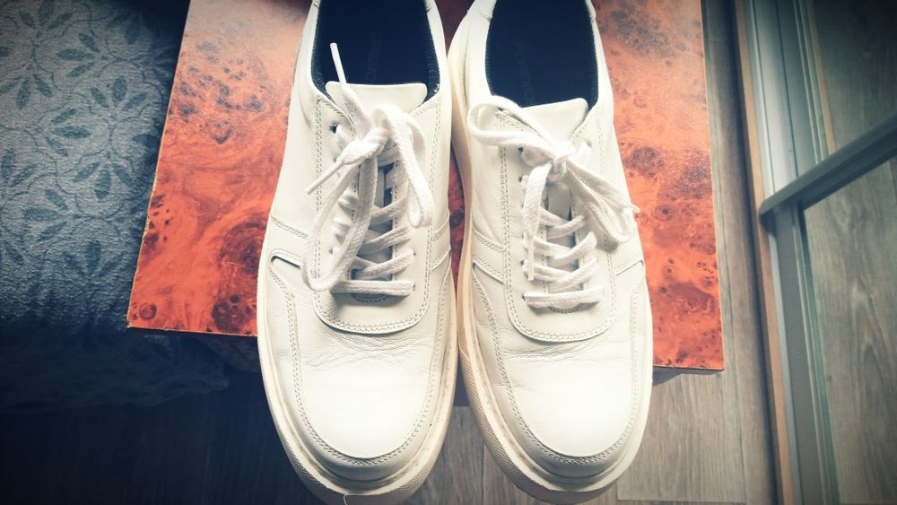 Продам кроссовки 700 грн .размер 43.