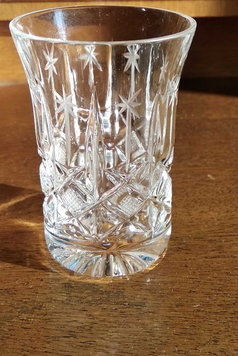 Фужеры, рюмки, ваза хрустальные.