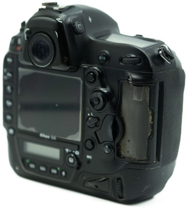 Lustrzanka Nikon D4 korpus z ładowarką - przebieg 635944