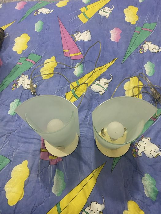 Um par de candeeiros de mesa cabeceira