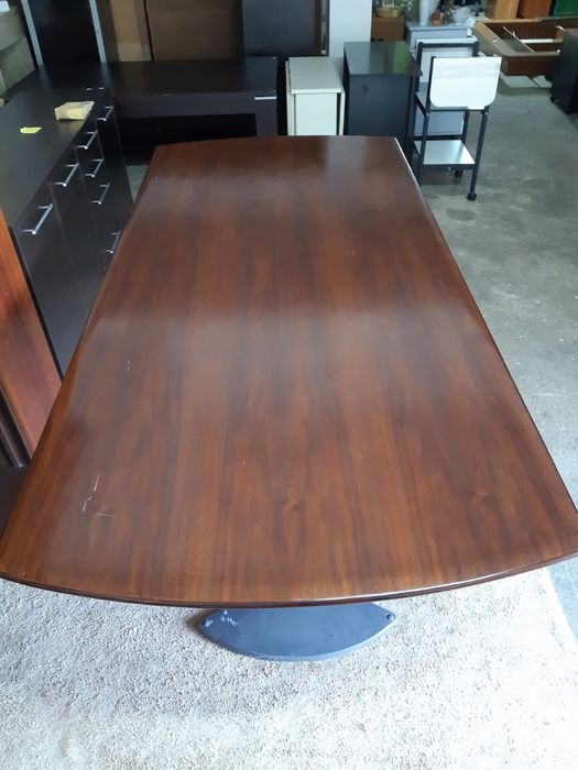 Mesa de reuniao em madeira e ferro