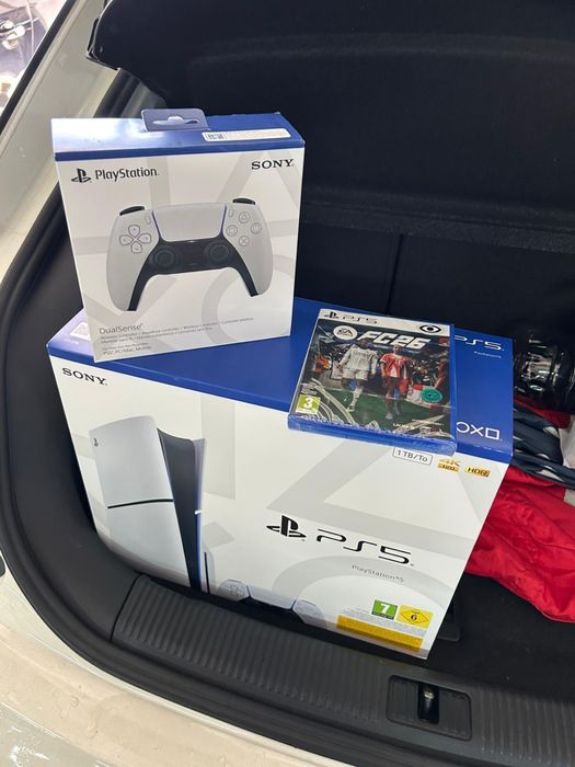 PS5 Standard (1TB) + 2 comandos + FIFA 26