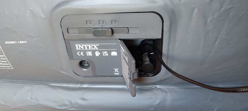 Dwuosobowy materac dmuchany marki Intex