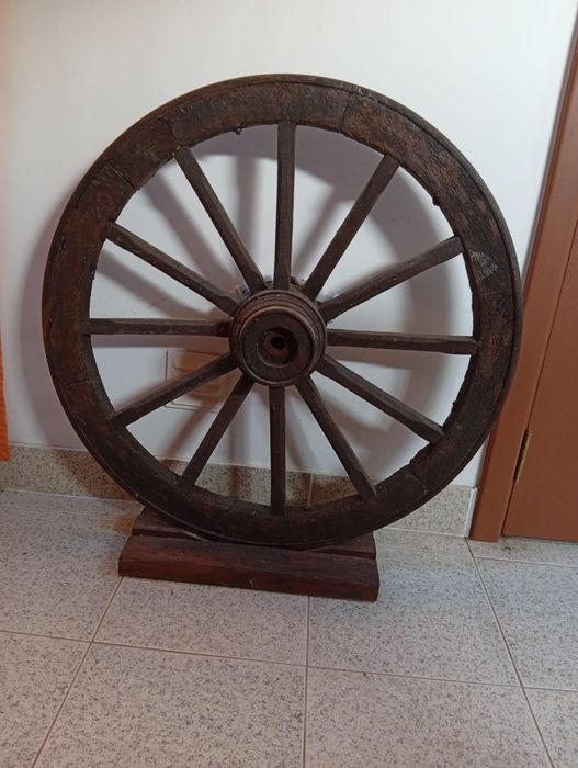 Roda de carroça  antiga