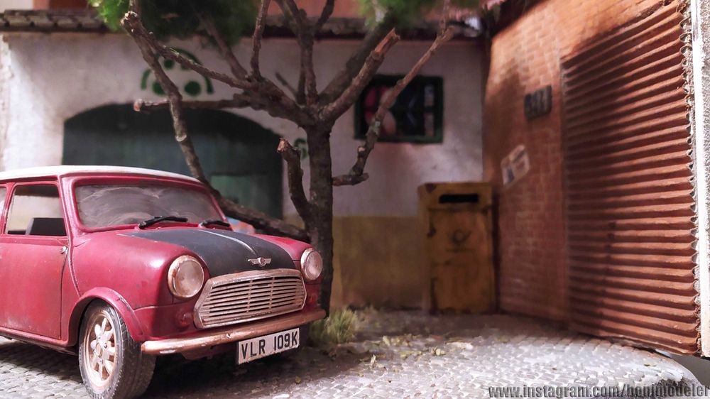 Diorama - Old Mini Cooper na Sombra da Árvore - modelo em escala 1:24