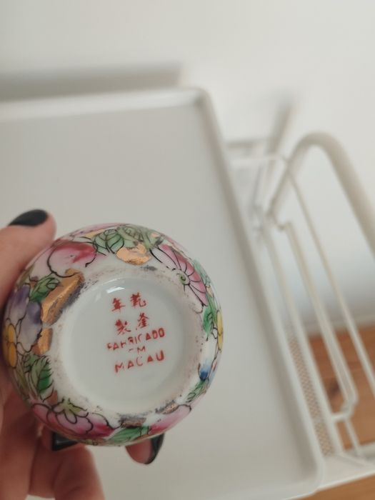 Pequenos vasos de cerâmica e/ou porcelana, pintados a mão