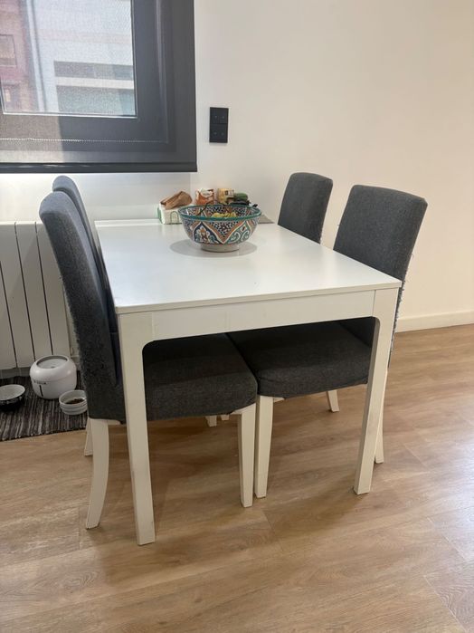 Mesa extensível com 4 cadeiras