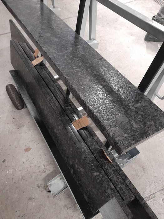 Parapety kamienne wewnętrzne, zewnętrzna. Granit - konglomerat.