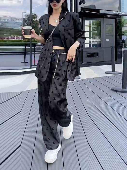 Стильна модель костюму шанель