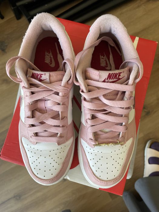 Ténis Nike Dunk Low GS 36,5 rosa e branco na CAIXA