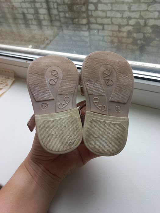 Продам босоніжки дитячі