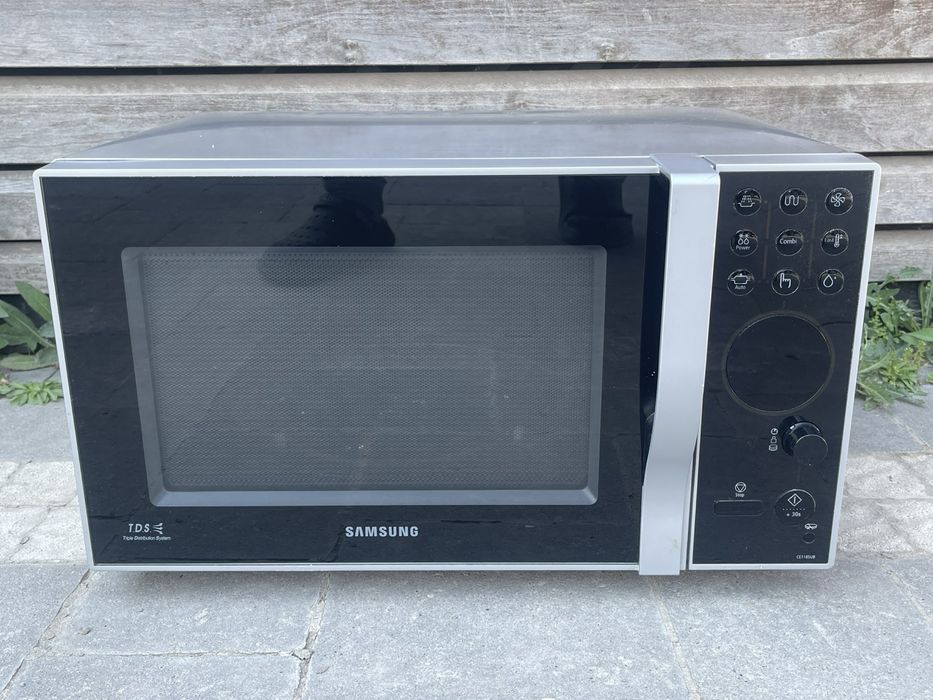 Мікрохвильова піч Samsung CE1185UB.