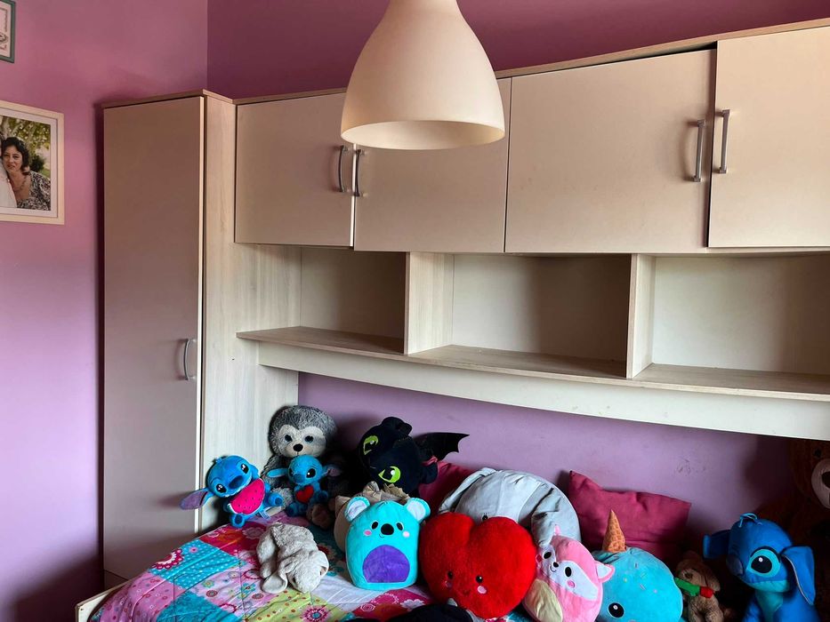 Mobília de quarto: cama com gavetão, 2 armários e arrumação.