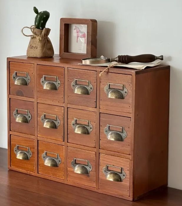 Móvel em Madeira com 12 Gavetas