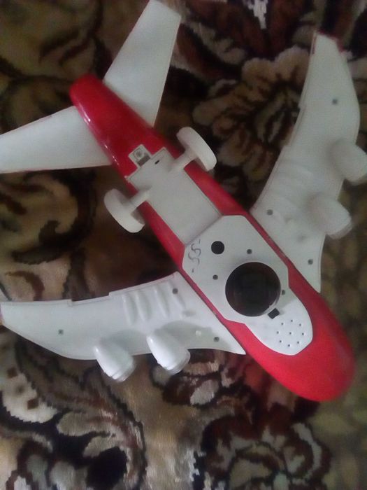 Продам игрушечный самолёт