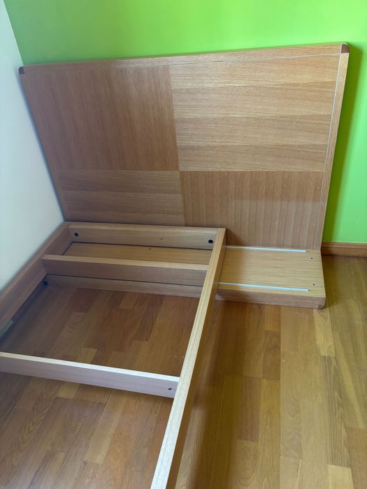 Cama individual + mesa de cabeceira integrada (2 gavetoẽs) + colchão