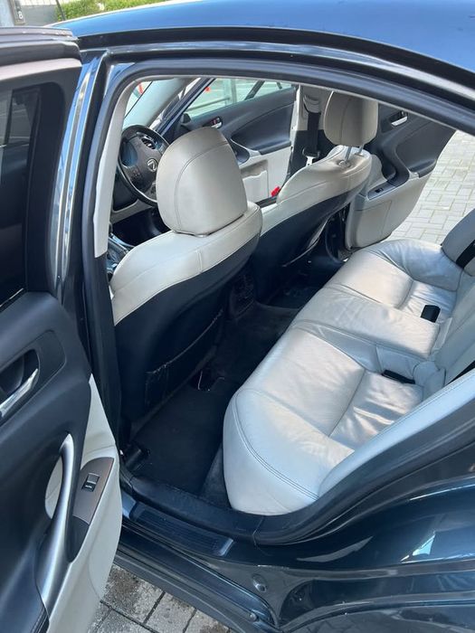 Розбіраю Lexus is 220 d. 2009