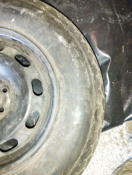 Duas jantes com pneus