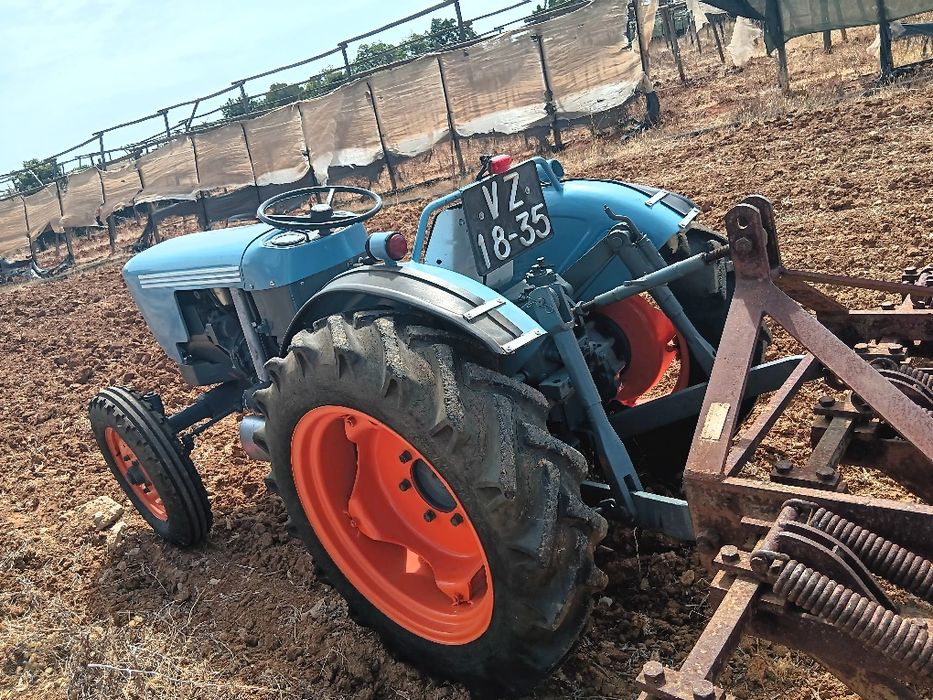 Trator echer com documentos.