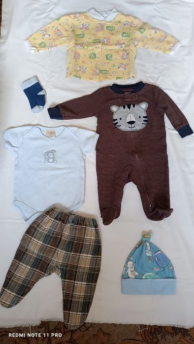 пакетом одежда для новорожденных. Детская одежда, Вещи.