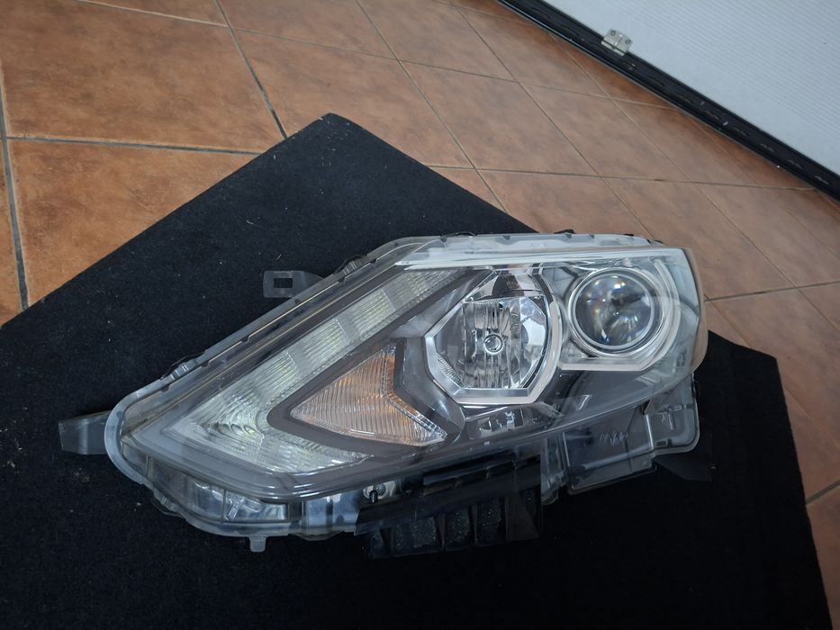 Lampa przód lewa Nissan Qashqai