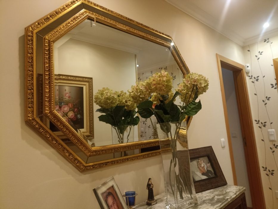 Móvel em madeira maciça e espelho