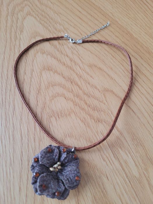 Naszyjnik z brązowym kwiatkiem.